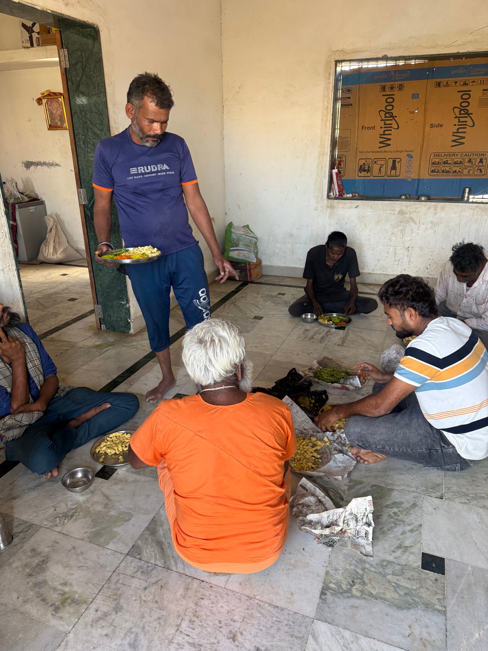 ભોજન, અનાજ અને જરૂરી વસ્તુઓ નું વિતરણ